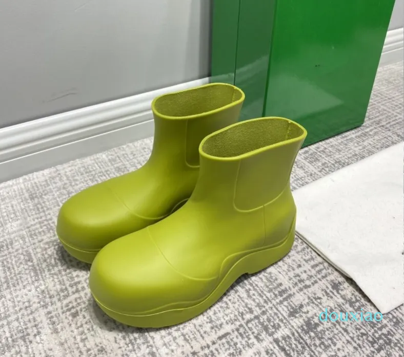 Botas Candy Color Corrente de Pérola Mulheres de Solicadas de Roladas Ao Ar Livre Água Impermeável Big Round Toe Shoes 2021