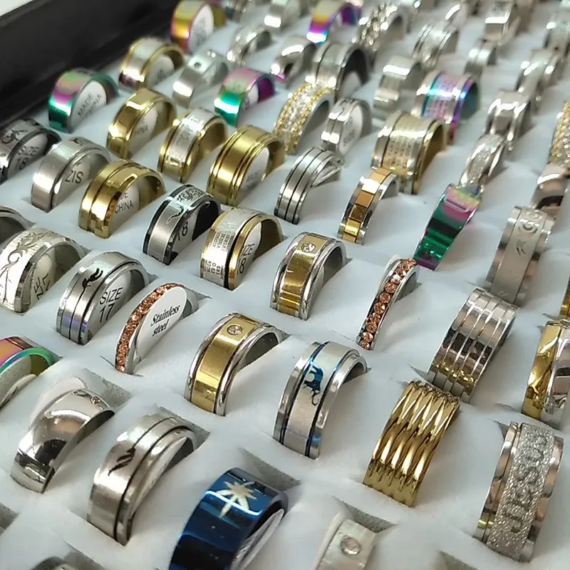 Vente de liquidation Bague en acier inoxydable pour hommes, femmes, couleurs Radom et taille mixte, vente directe d'usine, prix de gros bas