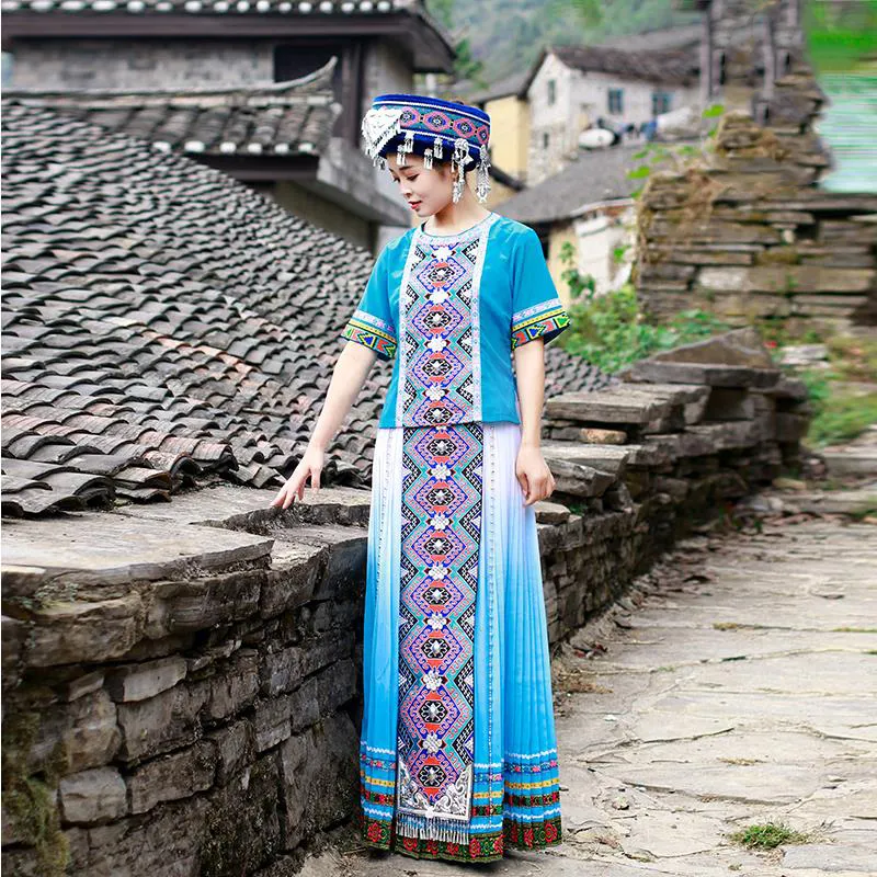 Abbigliamento da palcoscenico per feste di danza popolare cinese Costume da esibizione nazionale Abbigliamento Hmong da donna ricamato a maniche corte estate elegante abbigliamento Miao