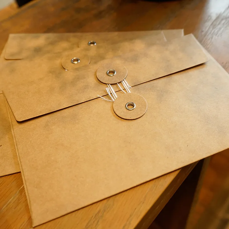 Enkel kreativ blank retro buntad kraftpapper förtjockat vykort som mottar kuvertpåse