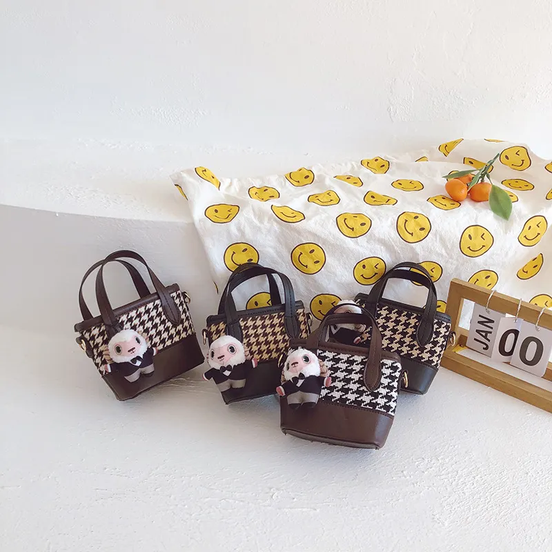 Designer barn handväskor mode baby flickor houndstooth woolen midja väska barn plysch får hänge en axelväskor mini plånbok f952