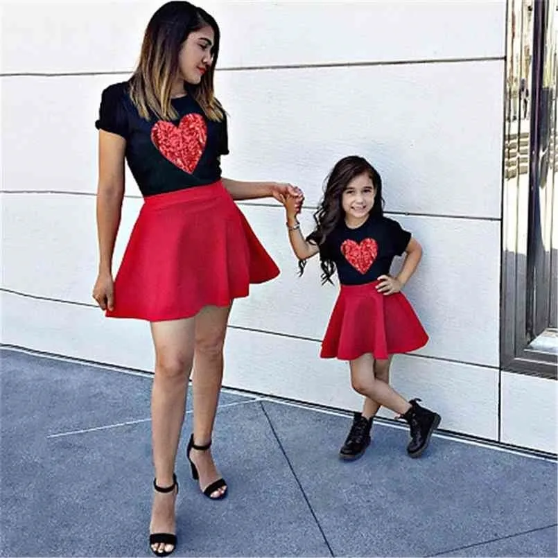 Mom And Daughter Dress Tracksuit Spring Autumn Family Matching Clothes Baby Girl Embroidery Love Clothing Sets 210724