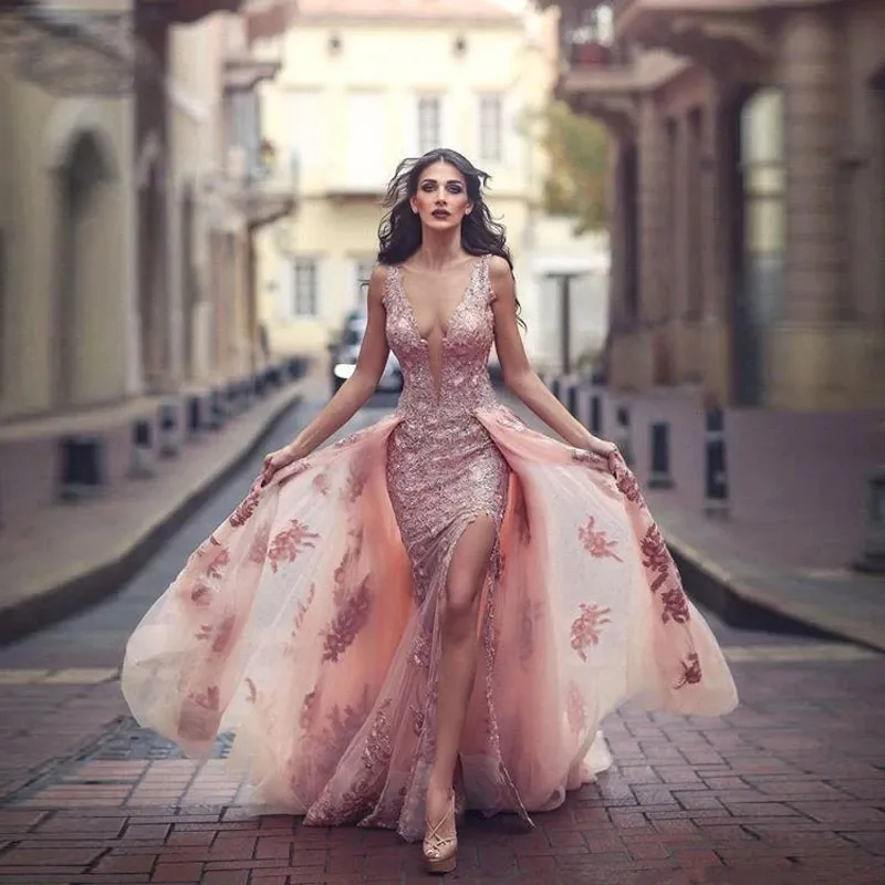 Seksowne Blush Różowe Prom Dresses Deep V-Neck Koronki Aplikacje Side Split Celebrity Evening Pagewant Suknie Z Overckirt