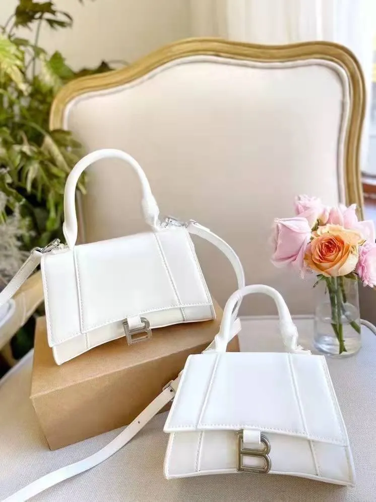 Balenciagas New Hourglass Bag Has A Rounded And Smooth Arc Shape, Which Is Chic While Avoiding