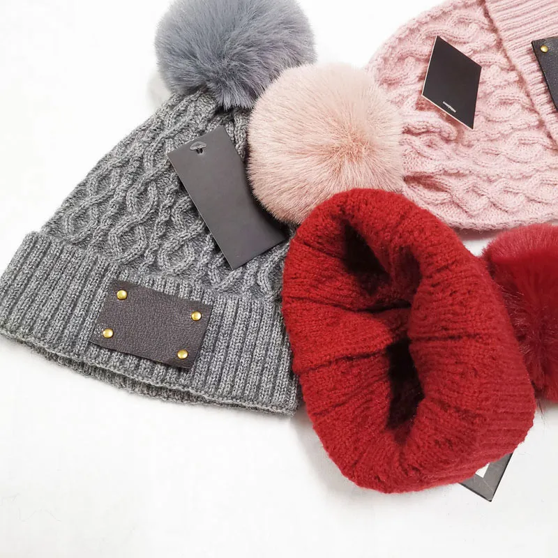 Gorro feminino de design de inverno com pompons, cabo elástico macio, pompons de malha, gorros de caxemira femininos, gorros de caveira quentes e gorros de veludo para meninas.