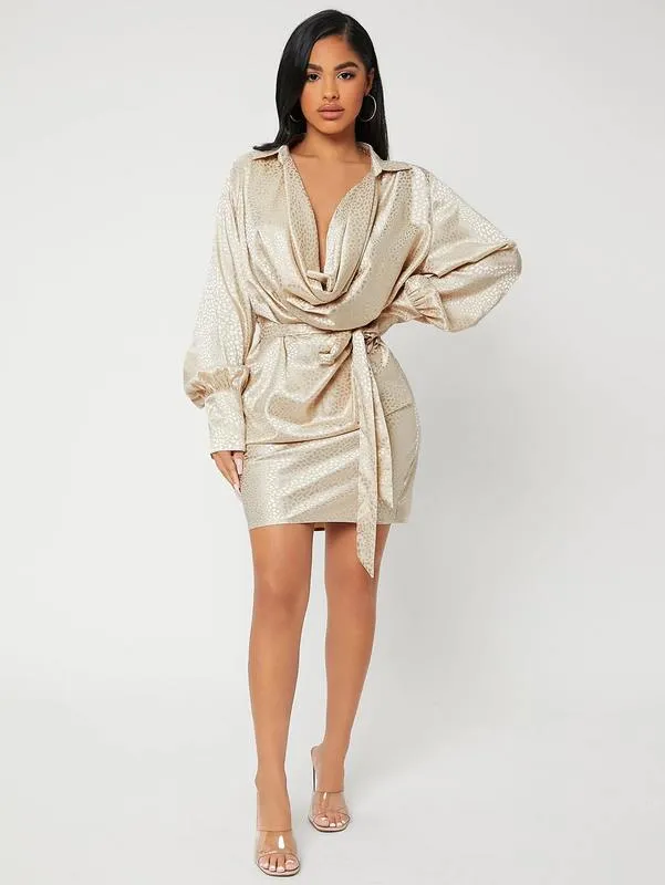 SXY Robe en satin jacquard à col drapé et ceinture SHE