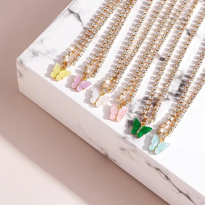 Anhänger Halsketten Mode Stilvolle Regenbogen Acryl Schmetterling Choker Halskette Für Frauen Glänzende Strass Aussage Großhandel