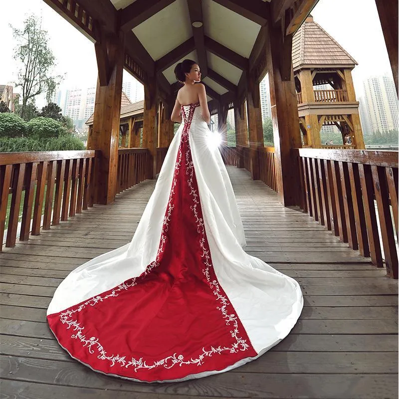 Vintage Burgundy and White Castle Wedding Dresses 2022 Beaded Embroidery Lace-up Corset Gothic Sweep Train Bridal Dress Robes