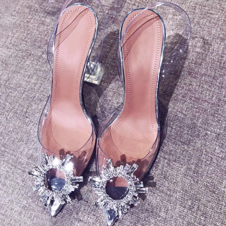 2021 nouvelles sandales de diamant transparentes brillent des talons de pointe fine avec les chaussures de célibataires sexy vides pour femmes d'été cristal fée vent