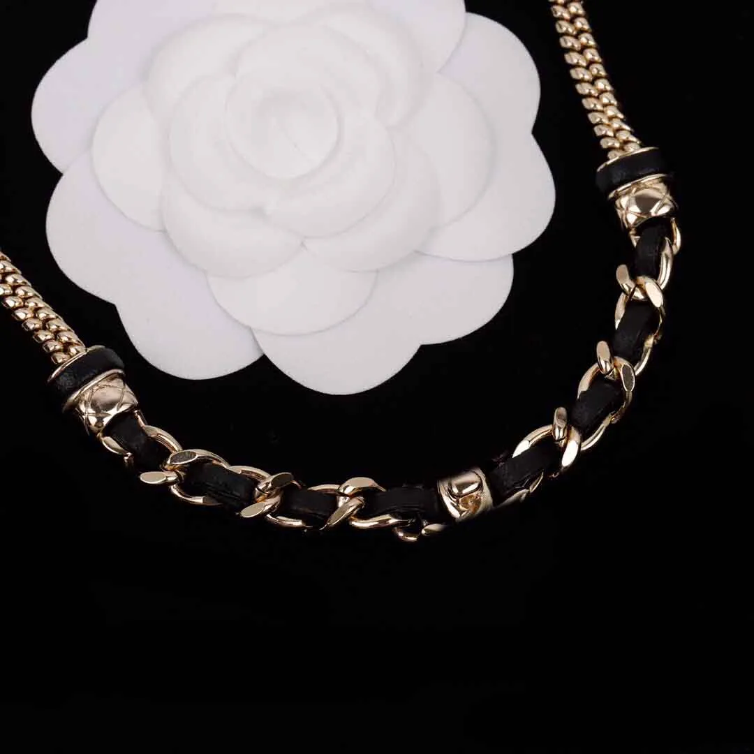 2022 Collier pendentif à breloque de qualité supérieure avec diamant et cuir véritable pour femmes, bijoux de mariage, cadeau avec tampon de boîte PS7288305F