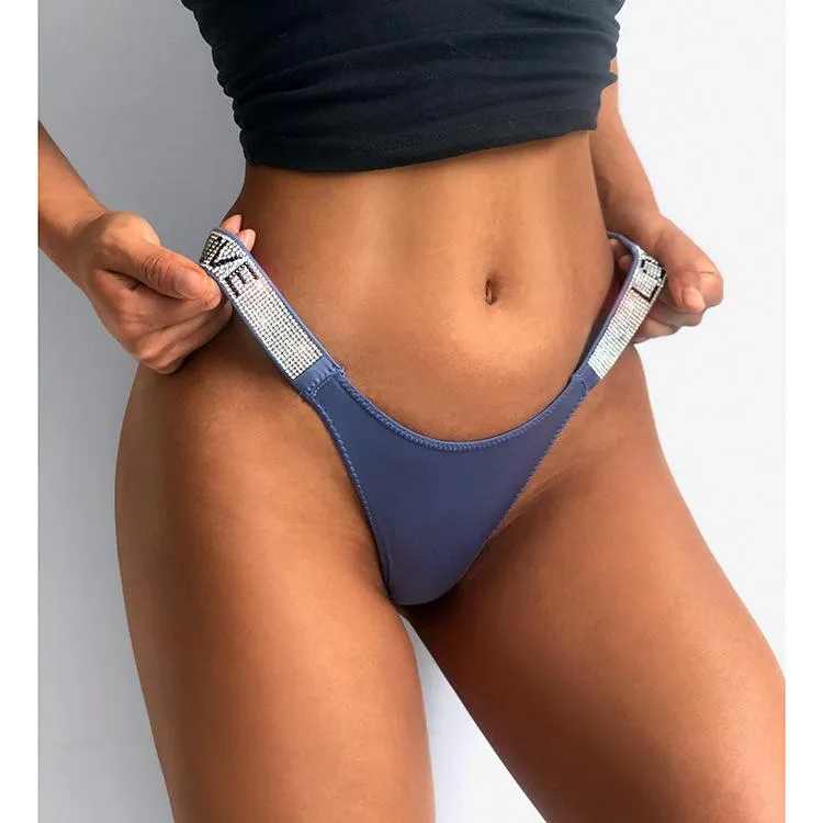 Fille sans top string