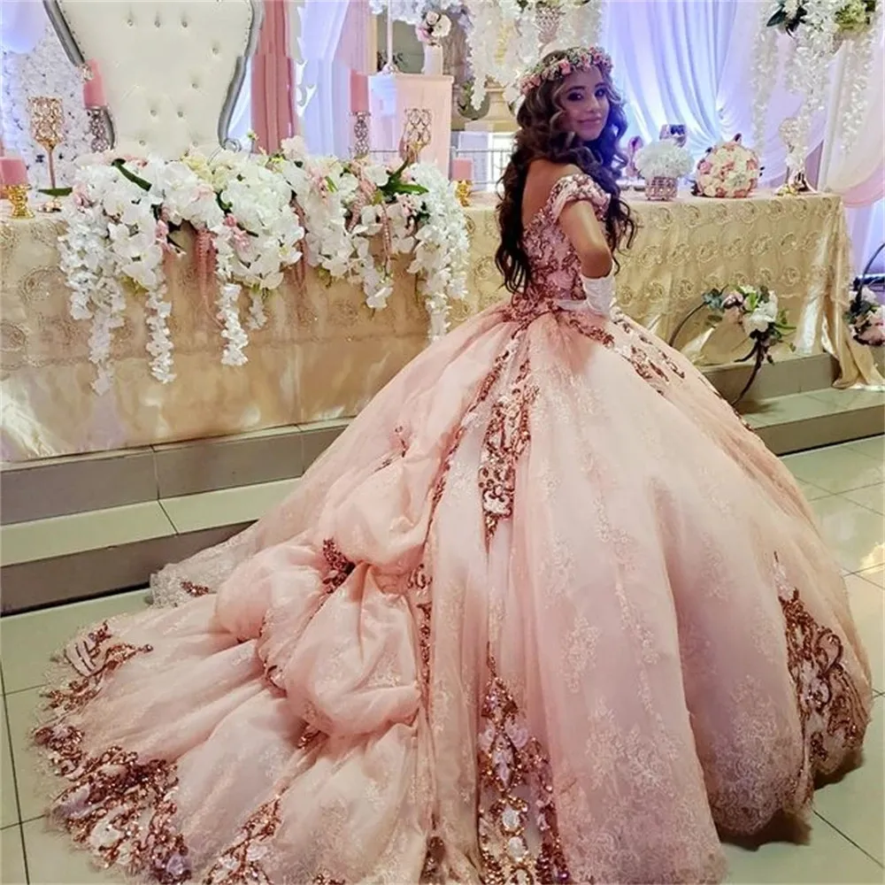 قبالة الكتف كاتدرائية منتفخة تنورة الحلو 16 اللباس يزين روز الذهب فساتين quinceanera الدانتيل احتياطي 15 سنة ثوب حزب