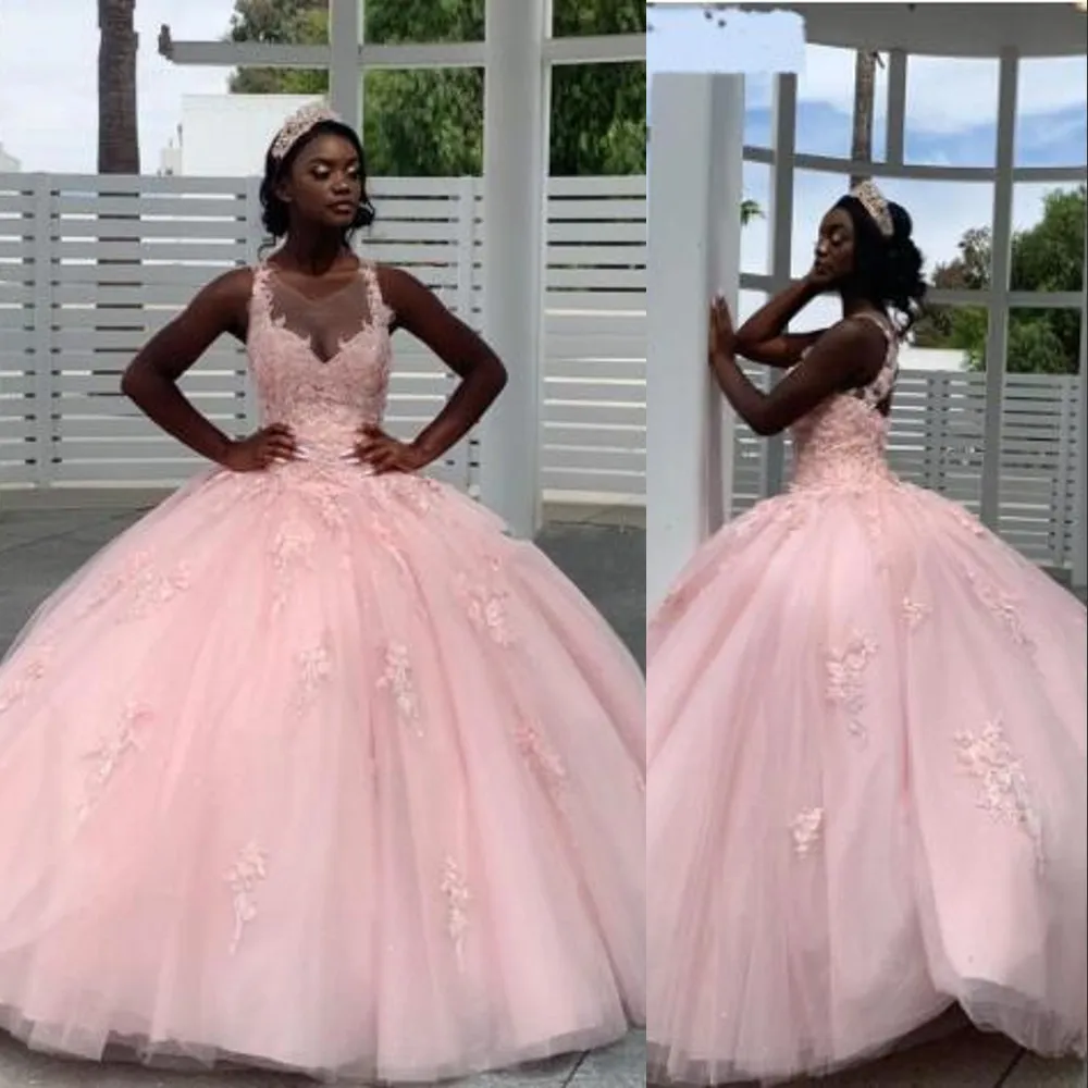 Sexiga rosa quinceanera klänningar bollklänning illusion juvel hals spetsar applikationer kristallpärlor med blommor tyll plus size sweet 16 party prom klänningar ihålig tillbaka