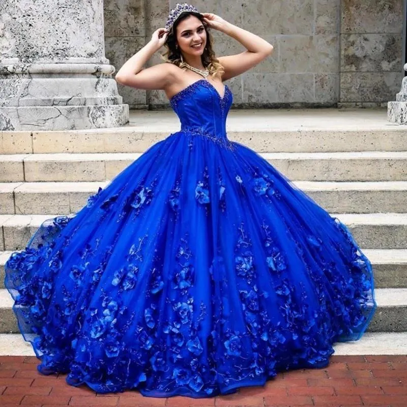 2023 Sexig Princess Royal Blue Quinceanera Ball Gown Dresses 3d Floral Flowers Sweetheart Lace Applicques Pärlor 16 Lång puffy tyll plus size Party Prom Evening Gowns