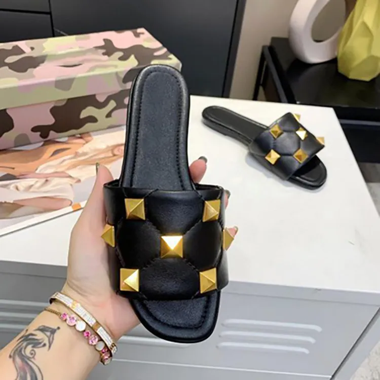 2021 heißer Verkauf Neue Leder Designer Frauen Flache Hausschuhe Mode Übergroße Goldene Nieten Sexy Damen Slides Sandalen Mode mit box