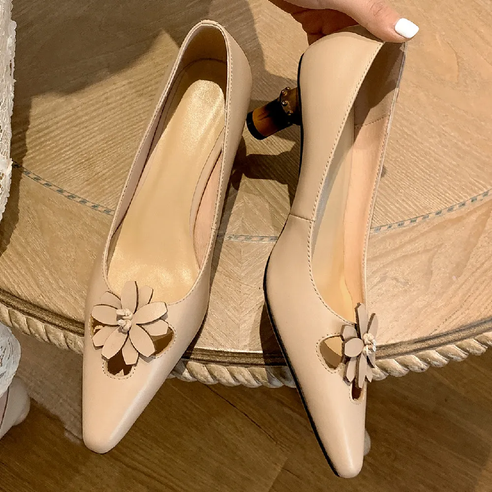 Damen-Slip-on-Pumps aus echtem Leder mit spitzer Zehenpartie, elegante Damen-Pumps im koreanischen Stil, Blumendekoration, ausgehöhlt, Frühling, neue Schuhe, Sale