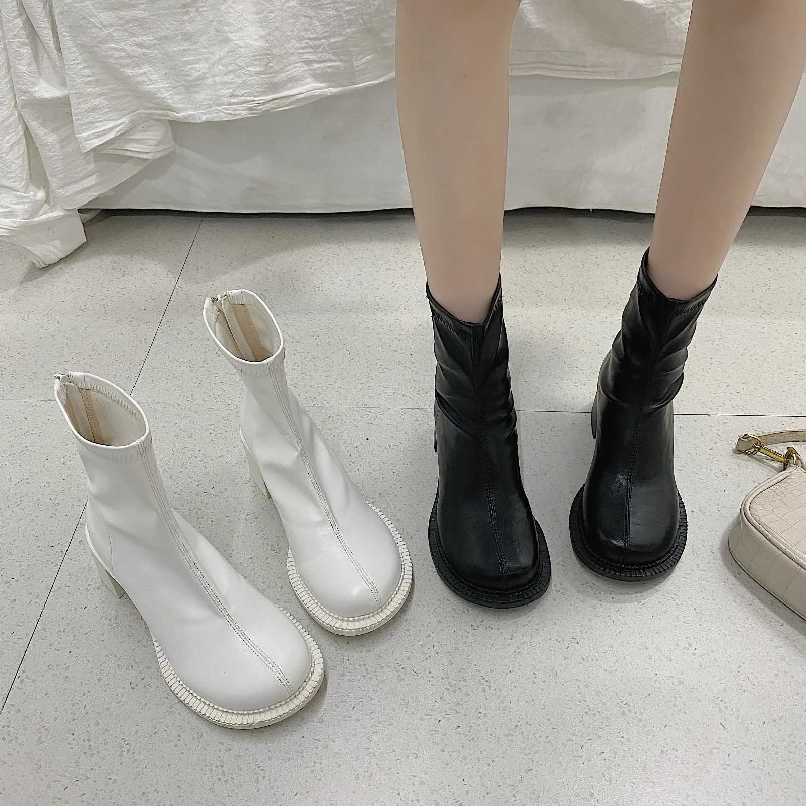 2022 Marca de luxo Mulheres bloqueiam saltos altos botas de tornozelo branco feminino quadrado dedo chelsea qualidade zíper curto y0910