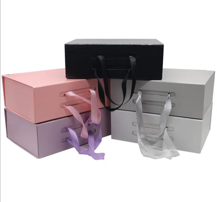 Stock pink logo personalizado hecho a mano Papelón magnético Cajas plegables Embalaje Underwera Ropa CAMISEA Bolsa Zapatos Cajas de regalo con mango de cinta