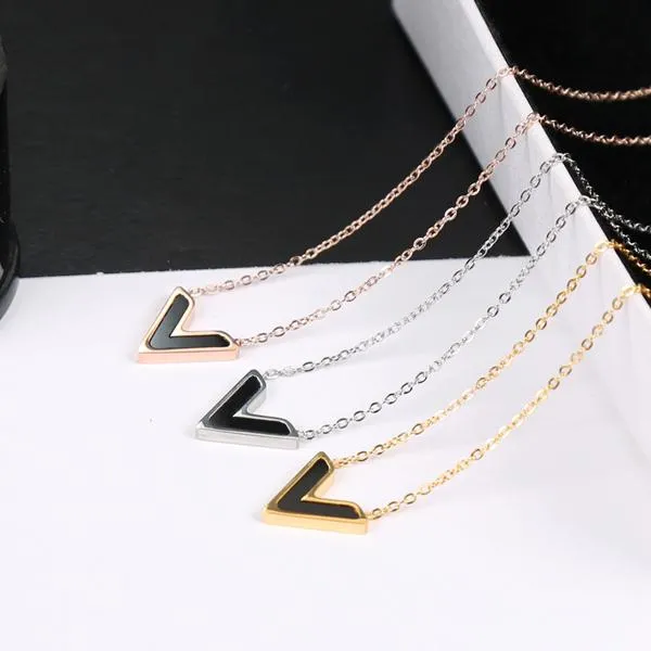 Hängsmycke Halsband Yun Ruo 2021 Rose Gold Färg Lyxkvaliteter Mode Black Letter V Halsband Titanium Stål Smycken Kvinna Gå inte blekna