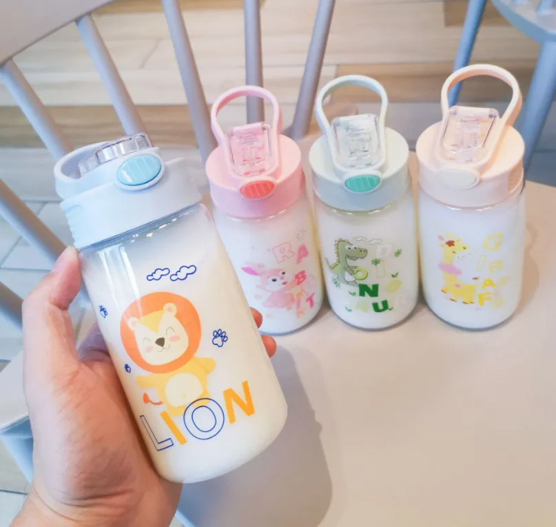 Najnowszy 16,3 unz Baby Children's Plastic Milk Coffee Kubek, wbudowana słomka, przenośna odporna na kropla kubek wodna z wieloma stylami drukowania, wsparcie niestandardowe logo