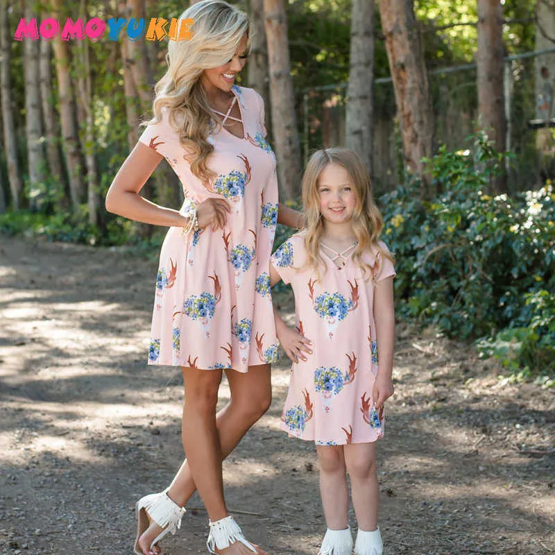 mother daughter outfits family look 2 color floral print V-neck mom and girl matching a-line dress evening mama and baby dresses 210713