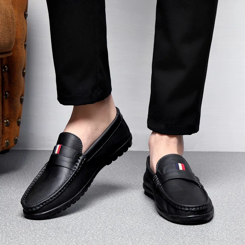 Мужские кожаные туфли вскользь скольжения на формальных мужских платье-обувь Мягкие мокасины 2022 мода удобные дышащие итальянские водительские туфли