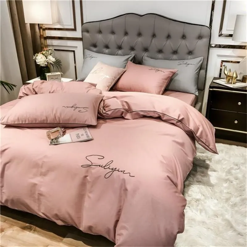 Set di biancheria da letto Set di cotone Rosa Ricamo di fascia alta Tinta unita Copripiumino di lusso morbido e traspirante a 3/4 pezzi