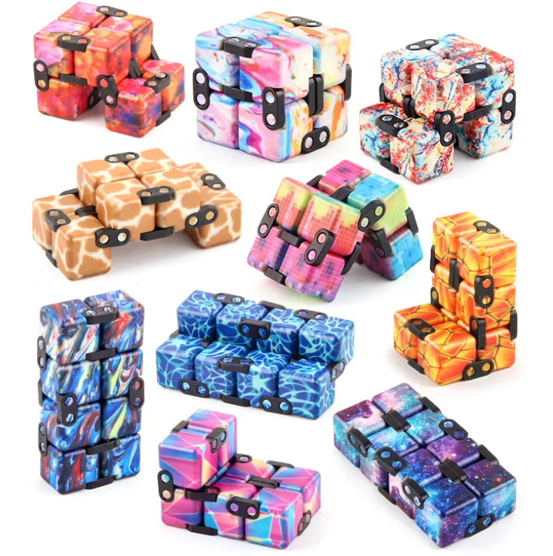 L'ultimo giocattolo di decompressione per feste di dimensioni 4X4X4CM ha molti stili tra cui scegliere, un piccolo cubo stampato UV pieghevole illimitato
