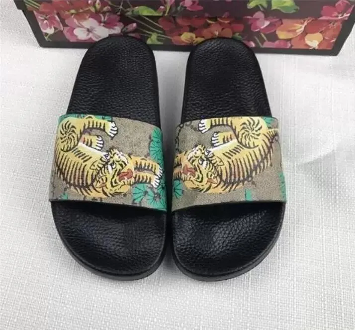 Popularne design Nowe kapcie męskie Czerwone białe dna przekładni Flip Flip Flops Flape Tiger Women Slajdes Casual Flats gumowe sandały Kwiat Brocade Slipper 35-46