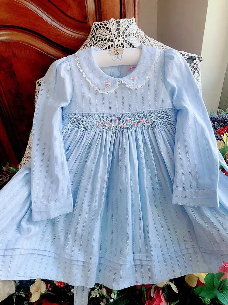 Bébé Fille Robe Smockée Enfants Handemade Smocks Desses Infant Peter Pan Col Bule Coton Frocks Toddler Vintage Vestidos 210615