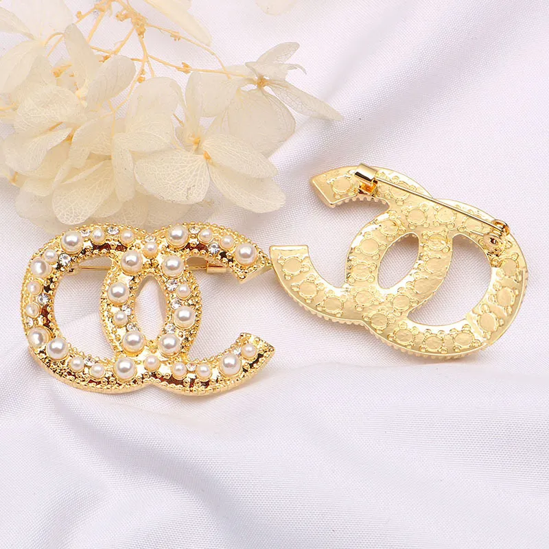 Famous Design Gold C Brand Luxurys Desinger Brooch Famous Women Rhinestone Pearl Letter Brooches Suit Pin Fashion Jewelry Clothing Decoration Accessories 2Style