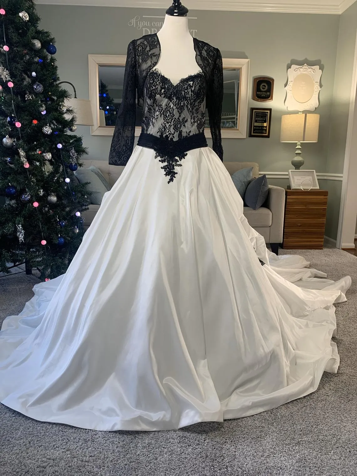 2021 Svartvit Elfenbenskula Gods Gothic Bröllopsklänningar med jacka Sweetheart Corset Tillbaka Vintage Bridal Gowns Cusotm gjorde färgglada brudklänningar