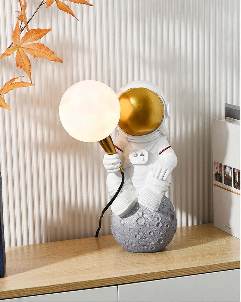 Universal - Moderne astronaute lampe de table art deco résine lampe table  chambre idee salon grenier deco espace homme bureau lampe led (stand or) -  Lampes à poser - Rue du Commerce