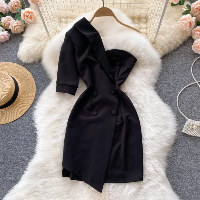 Mini robe noire Sexy pour femmes, asymétrique épaule dénudée irrégulière, Double boutonnage, manches courtes, taille haute, Slim, été, 2022