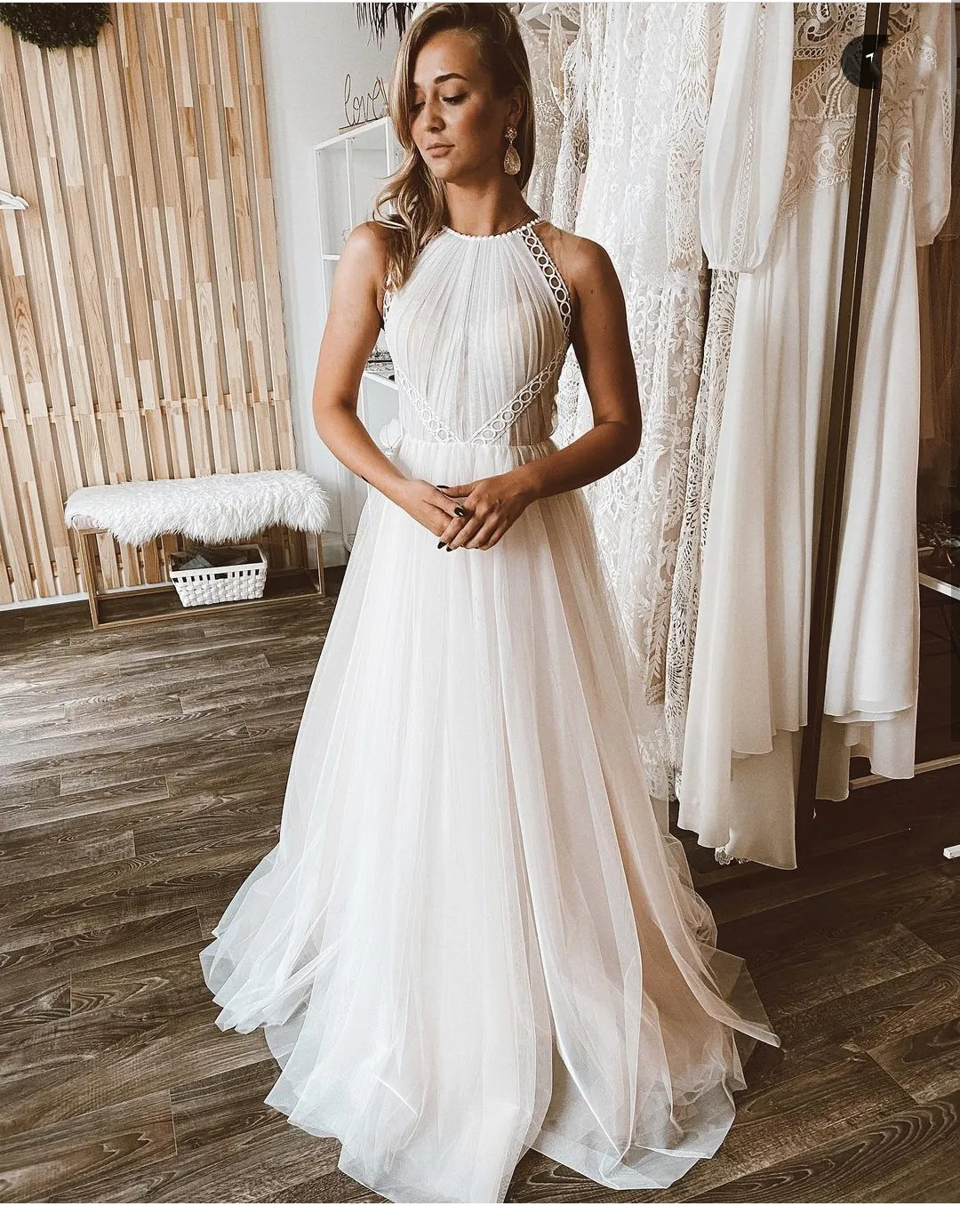 Boho Sleeveless Tulle A Line Wedding Dress With Halter Neckline Court Train And White Pleat Lace Appliques 2021 Bridal Gown From Donnaweddingdress12 90.76 DHgate.Com