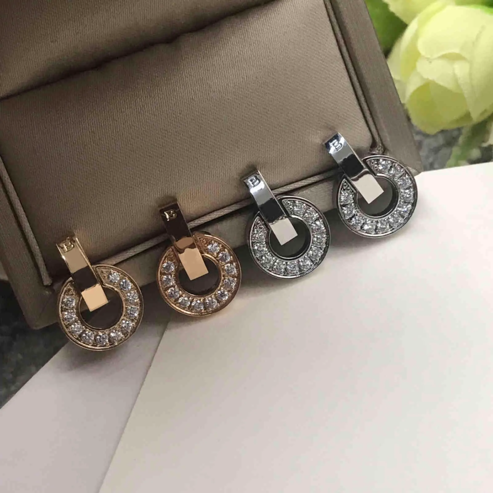 Boucles d'oreilles pour femmes à la mode avec zircon en diamant. Acier au titane de haute qualité. Bijoux classiques de marque de luxe