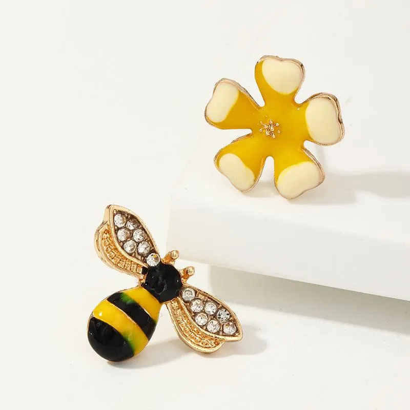 Los últimos pendientes europeos, joyería coreana para mujer, pintura de flores asimétrica creativa, abeja amarilla al óleo para mujeres y niñas