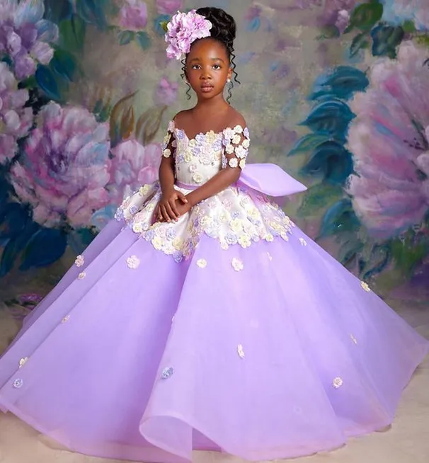 2021 Lila Sheer Neck Blumenmädchenkleider Ballkleid Handgefertigte Blumen Tüll Lilttle Kindergeburtstag Pageant Hochzeitskleider ZJ676