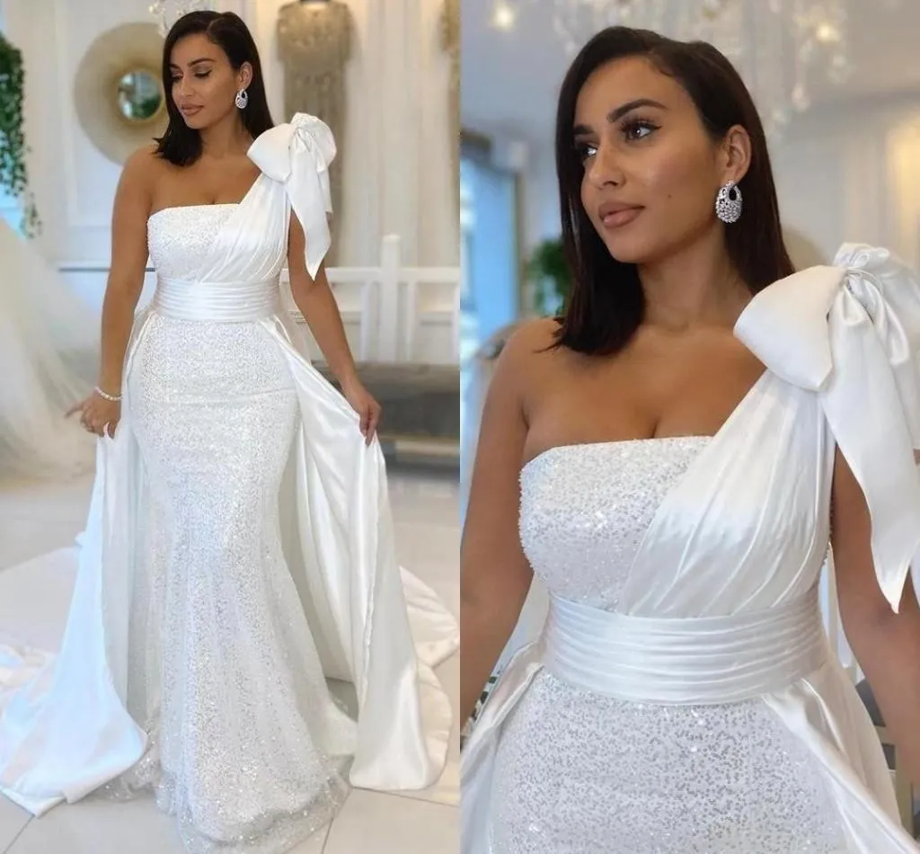 2021 One Shoulder Mermaid Wedding Dresses Brudklänning Sparkly paljetter med oftskirt Satin Ruched veck Custom Made Plus Size Vestidos de Novia 403 403