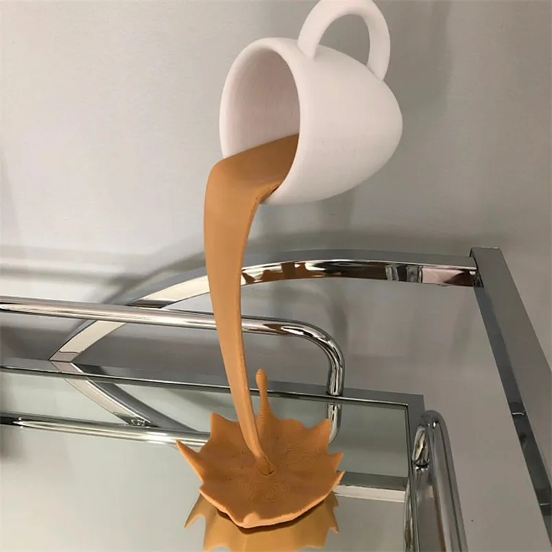 Floating Spilling Coffee Cup Sculpture Kitchen Decoration Spilling Magic Pouring Splash Creative Desktop Decor Home Decoration 210811