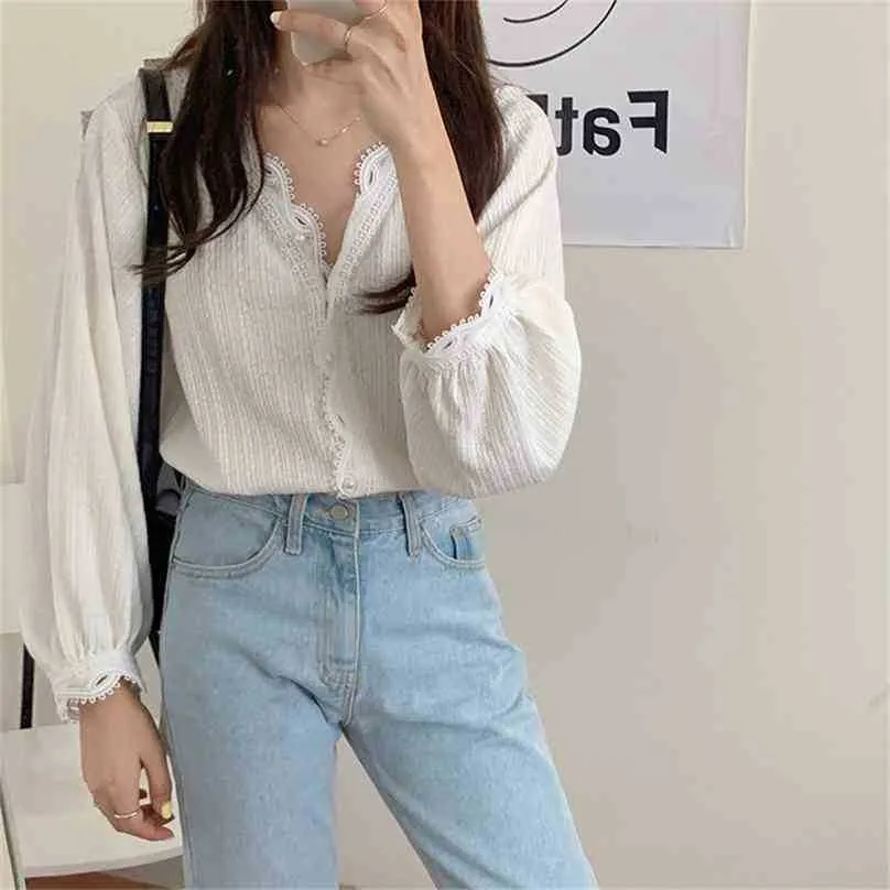 Spring Lace Korean Chic Sweet Ol Pearl Bonito Gentido V-Pescoço Camisas Todas as Mulheres Moda Elegante Loose Bluses 210525