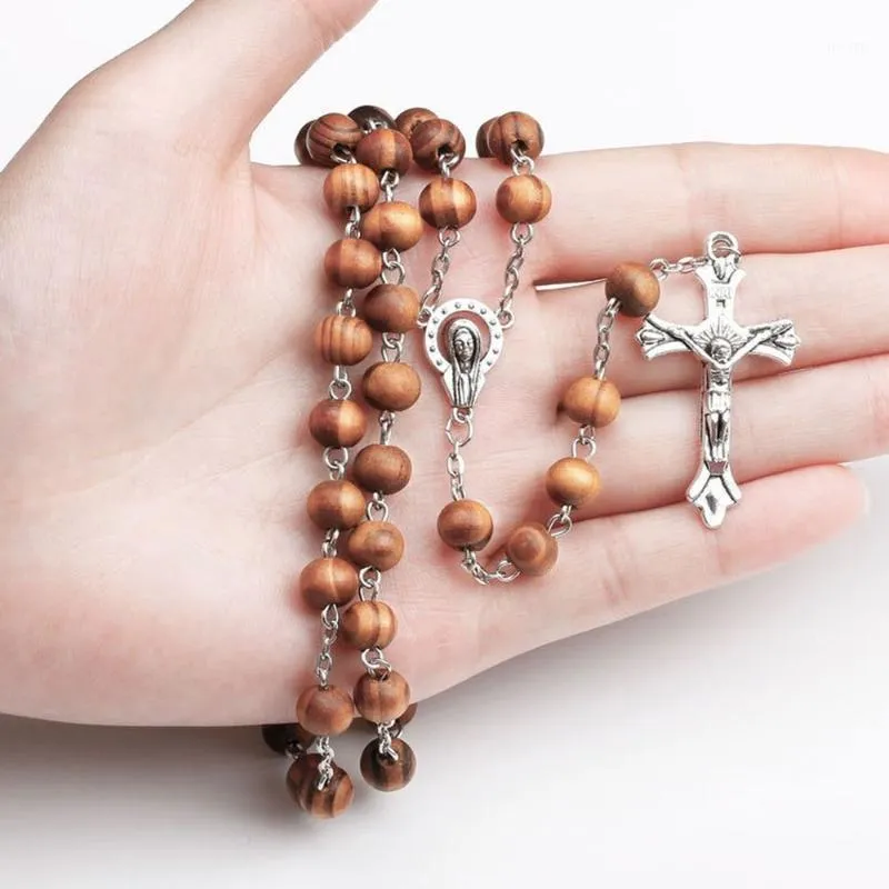 Hängsmycke halsband 2021 Katolska halsband av trä rosary pärlor med legering kedja Jesus Kristus Religiösa kors män kvinnor smycken gåva