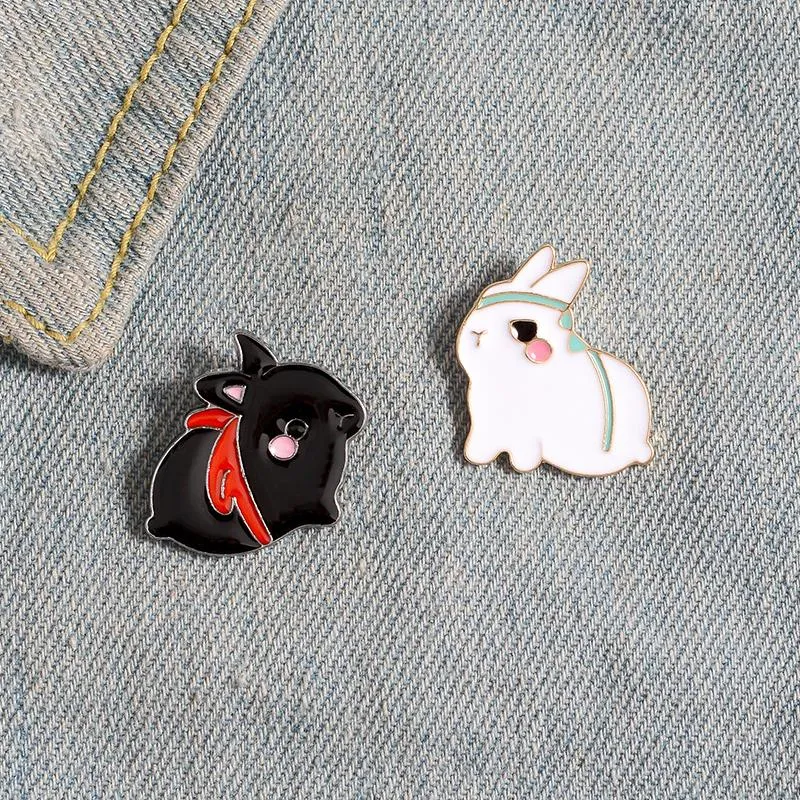 Pins, broches de ongetemd emaille pin zwart wit broche tas kleding revers button badge cartoon dier sieraden cadeau voor vrienden