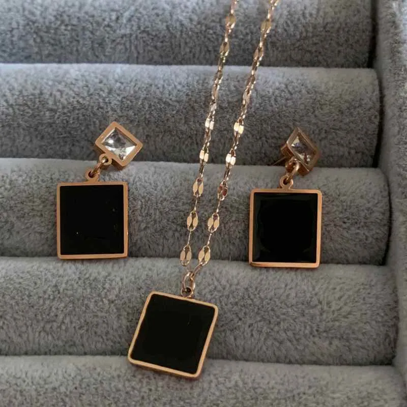2021 Hoog gepolijst trendy ontwerp vrouwen oorbellen ketting zwart drop olie rvs goud zilver rose kleuren sets liefde hanger mode-sieraden groothandel