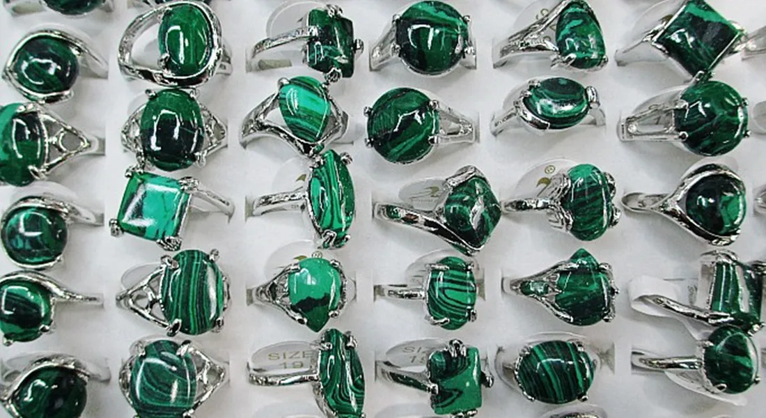 En gros en vrac 50 pièces bague de bande Style mixte vert pierre naturelle alliage zinc rétro anneaux mariage fiançailles cadeau de noël mode