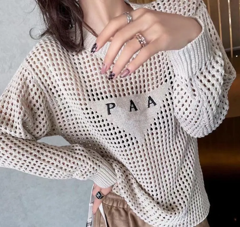 패션 디자이너 여성 니트는 중공 프론트 레터 자수가있는 그물 레드를 착용합니다. 느슨한 편안한 성격 유행