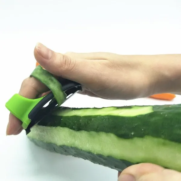Râpe à éplucher à main Anti-coupure créative, couteau à éplucher en acier  inoxydable, éplucheur de légumes avec gadgets de cuisine en Silicone