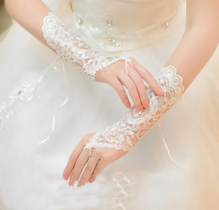 Wholesale of new lace bride wedding dress gloves high-end handmade sewn diamond exposed finger wedding gloves