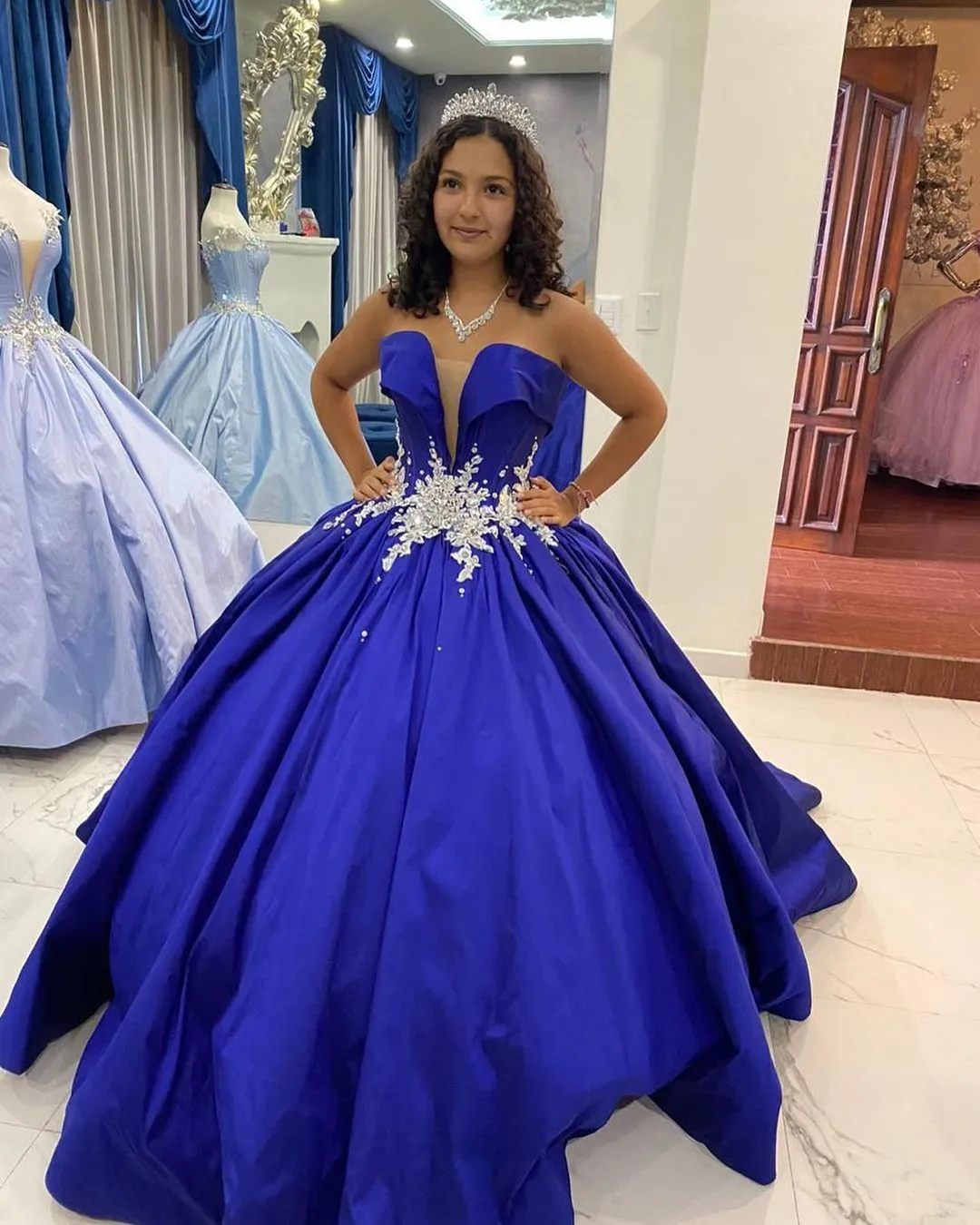 2022 Royal Azul Cuello en V Quinceañera Vestidos de baile Vestido de bolas Satén Rhinestones Crystal 2022 Royal Azul Cuello en V Quinceañera Vestidos de baile Vestido de bolas Satén Rhinestones Crystal