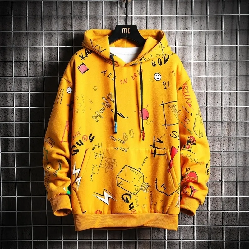 Felpa con cappuccio da uomo giallo KKSKY Anime Graffiti Felpa con cappuccio Felpe con cappuccio Uomo Harajuku Hip Hop giapponese Streetwear Oversize LJ201027